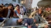 Trabajadores y voluntarios cargan a una víctima herida de un atentado suicida al llegar a un hospital en Peshawar, Pakistán, el 30 de enero de 2023.