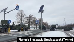 "Польські пускові установки Patriot прямують із Сохачева до аеропорту варшавського Бемово, де вони будуть розміщені. Це важливий елемент підготовки бійців 3-ї Варшавської зенітно-ракетної бригади", - повідомив у Twitter Міністр оборони Польщі Маріуш Блащак