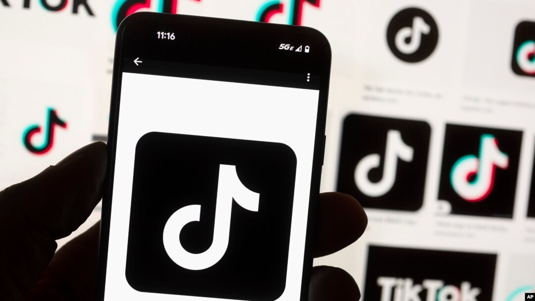 Foto Achiv: Logo TikTok la sou yon telefon entelijan. 