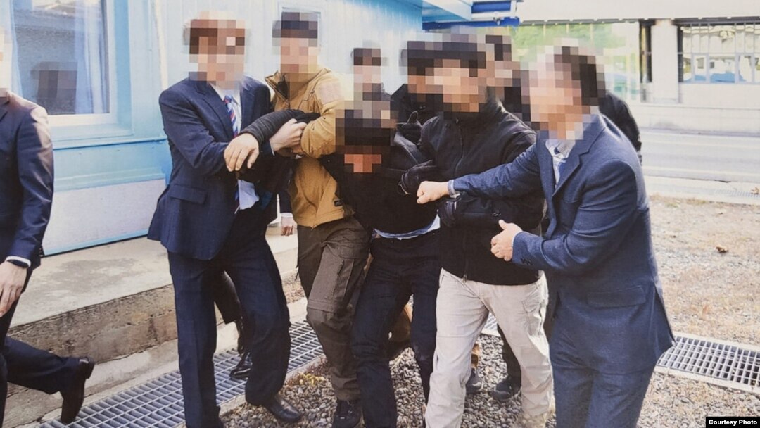 한국 통일부는 지난 2019년 11월 판문점에서 탈북어민 2명을 북한으로 송환하던 당시 촬영한 사진을 12일 공개했다. 사진 = 통일부.