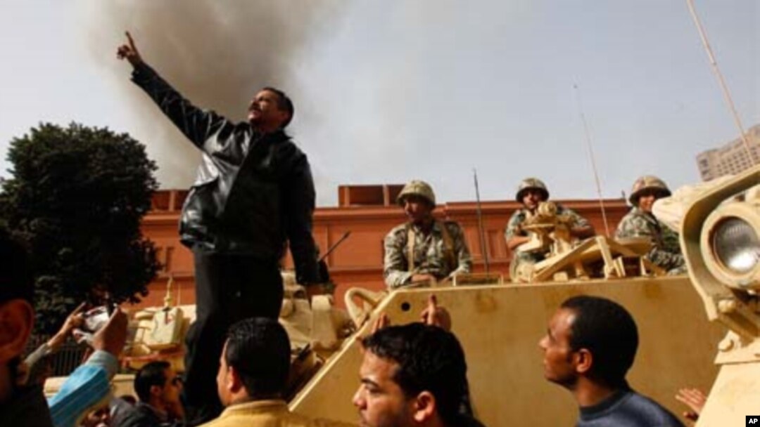 Protesters and Egyptian troops in Cairo