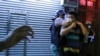 警察在香港深水埗警署外的警民对峙中逮捕一名示威者。(2019年8月7日)