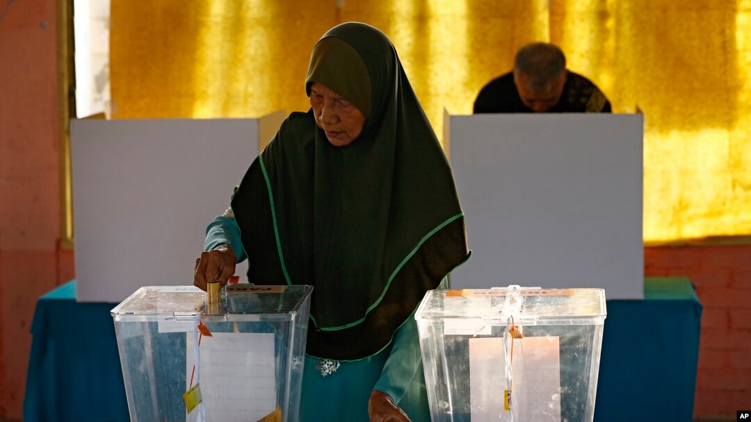 A Malaysian casts her ballot for the general elections at a voting center in Alor Setar, state capital of Kedah, northern Malaysia, May 9, 2018. 