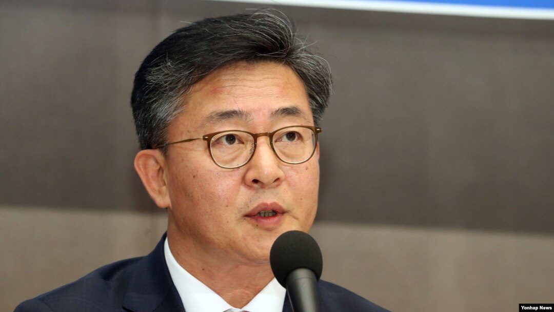 홍용표 한국 통일부 장관이 17일 서울 프레스센터에서 열린 관훈토론회에서 모두발언을 하고 있다.