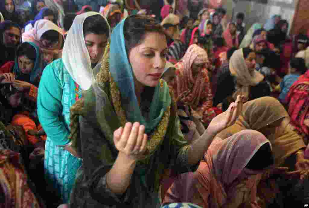Christian women pray during an Easter service at St Anthony's Church in Lahore, Pakistan, March 27, 2016.