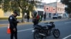 Un policía revisa el permiso de circular de un ciudadano durante la pandemia de COVID-19 en la Ciudad de Guatemala.