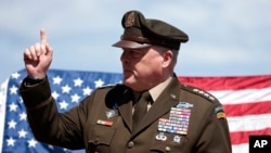 Gjenerali Mark Milley duke folur gjatë ceremonisë në Normandi, Francë (6 qershor 2022)