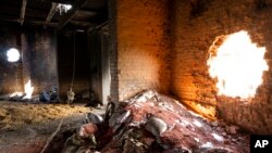 Drithi gjendet brenda një magazine ukrainase të dëmtuar nga bombardimet ruse në Kharkiv