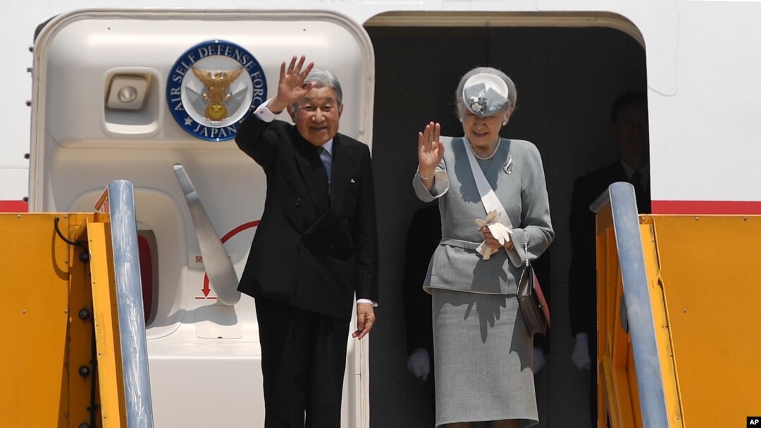 Japan's Emperor Akihito and Empress Michiko wave to bid farewell as they departure from the Phu Bai airport in the central city of Hue, Vietnam for Thailand, March 5, 2017. 