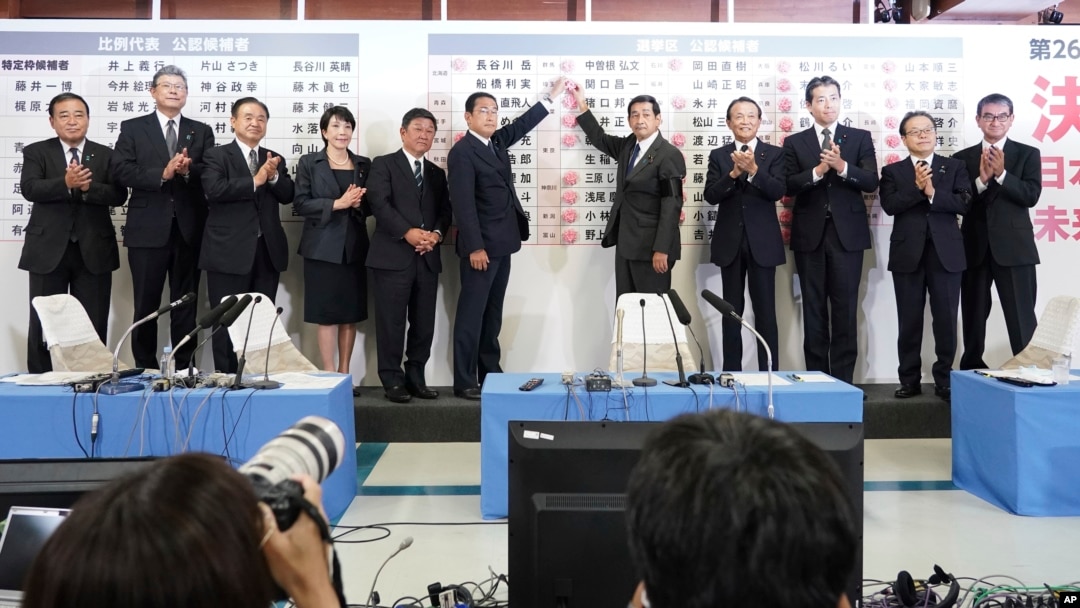 기시다 후미오(왼쪽 6번째) 일본 총리가 10일 참의원 선거 개표 상황실에서 당선 확정된 자민당 후보 이름에 꽃으로 표시하고 있다. 