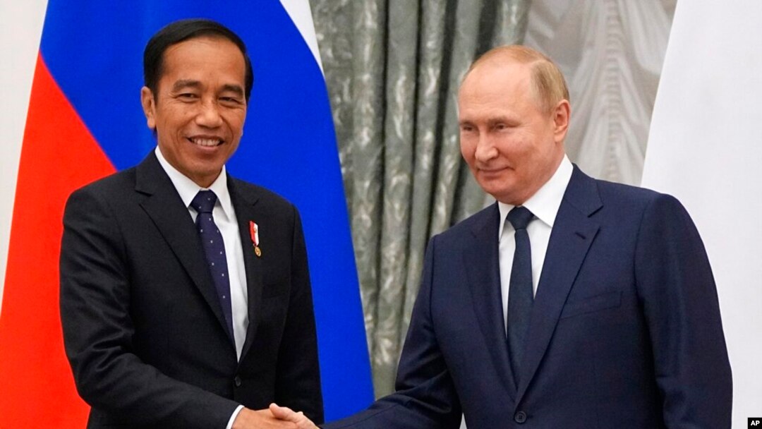 Russian President Vladimir Putin, right, and Indonesian President Joko Widodo shake hands after a joint news conference after their meeting in the Kremlin in Moscow, June 30, 2022.