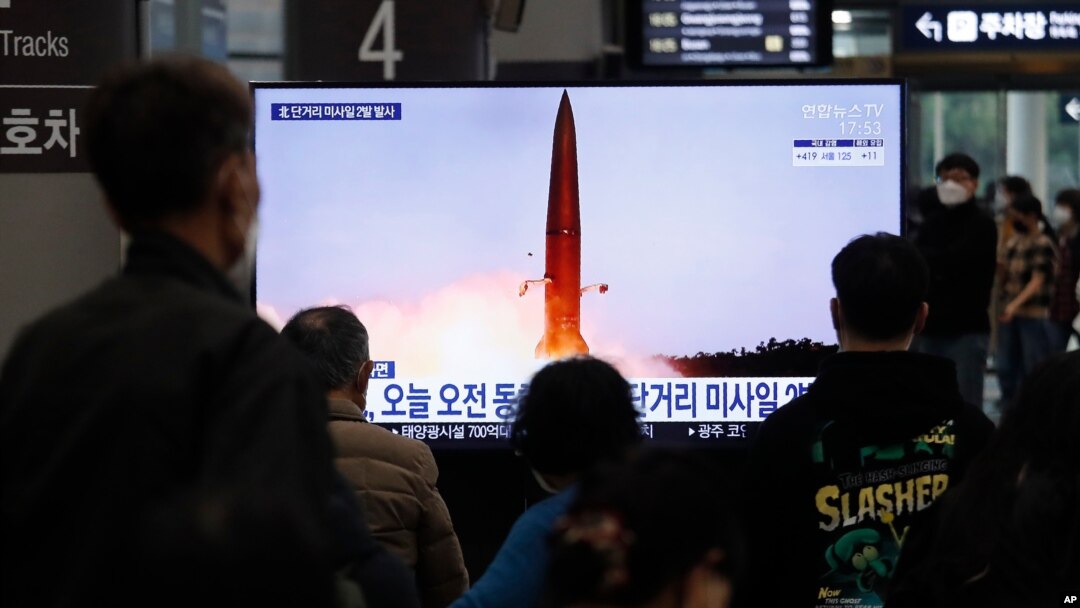 지난달 25일 한국 서울 기차역의 TV 스크린에 북한 미사일 발사 관련 뉴스가 나오고 있다. 