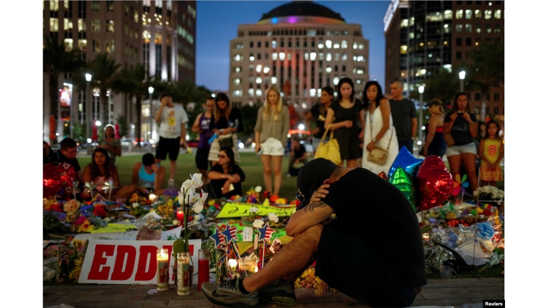 Floridaning Orlando shahrida yuz bergan xuruj qurbonlari xotirlanmoqda, Orlando, Florida, 14-iyun, 2016-yil.