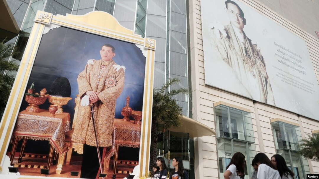 Portraits of Thailand's King Maha Vajiralongkorn Bodindradebayavarangkun and the late King Bhumibol Adulyadej are displayed at a department store in central Bangkok, Thailand, Jan. 17, 2017.
