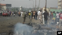 Dân chúng tụ tập nơi xảy ra vụ nổ bom ở Kaduna, Nigeria