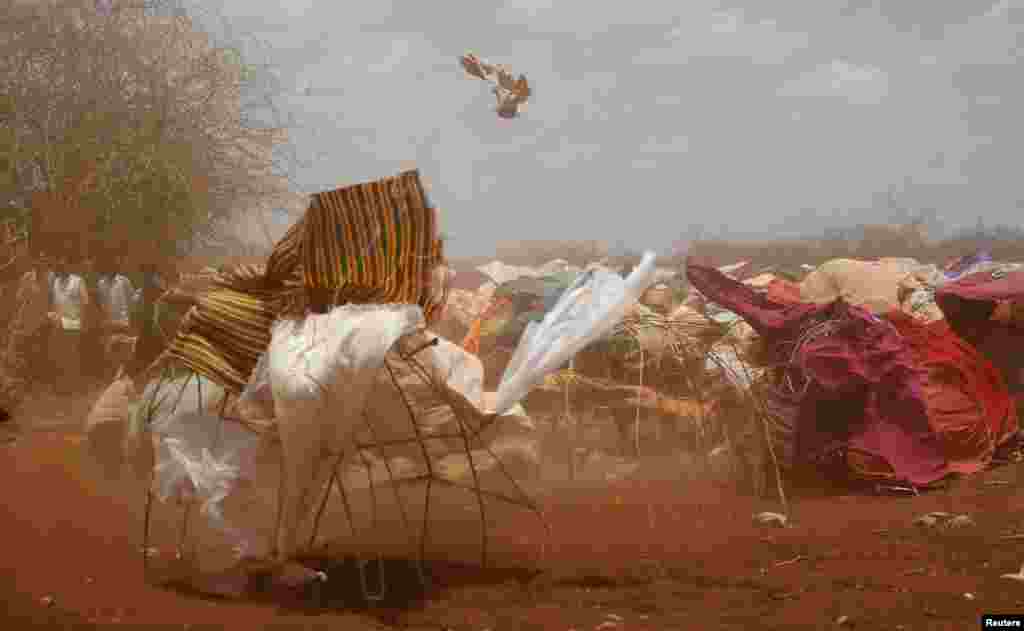 A dust storm sweeps through a makeshift camp in Baidoa, west of Somalia's capital Mogadishu, March 26, 2017.