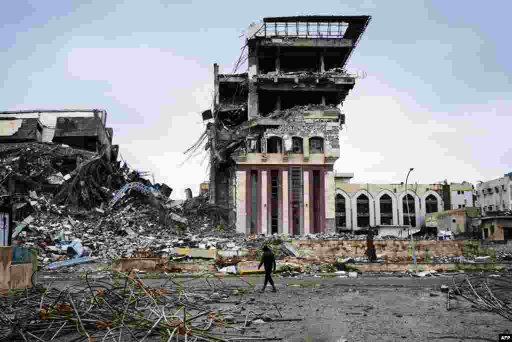 An Iraqi man walks outside Mosul's University a week after Iraqi counter-terrorism service (CTS) retook it from the Islamic State (IS) jihadists.