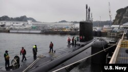 美国海军夏威夷号维吉尼亚级攻击型潜艇在日本横须贺港靠岸（美国海军2015年2月5日照片）