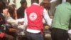 Jami'an ba da agaji suna taimakawa wani mara lafiya