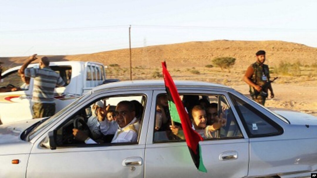 Civilians flee as forces loyal to Libya's leader Moammar Gadhafi clash with anti-Gadhafi forces in Bani Walid, September 12, 2011.