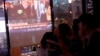 싱가포르 미-북 정상회담이 열린 지난달 12일 미국 뉴욕 맨해튼 코리아타운의 한 음식점에서 사람들이 관련 TV 뉴스를 보고 있다.