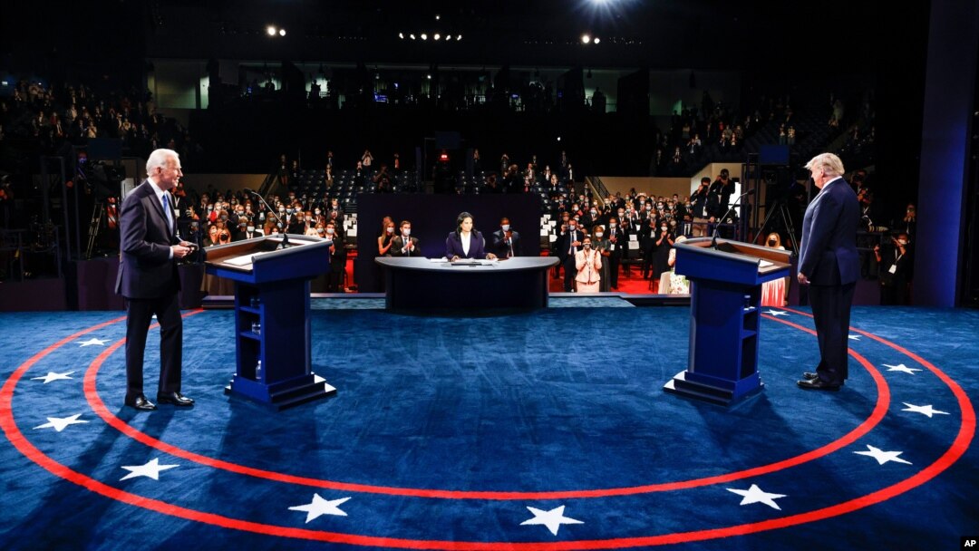 2020-yilning 22-oktabri: Tennessi shtatining Neshvil shahrida Jo Bayden va Donald Tramp debatda 