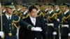日新防相小野寺五典在东京的日本防卫厅举行的履新欢迎式上检阅仪仗队。(2012年12月27日)