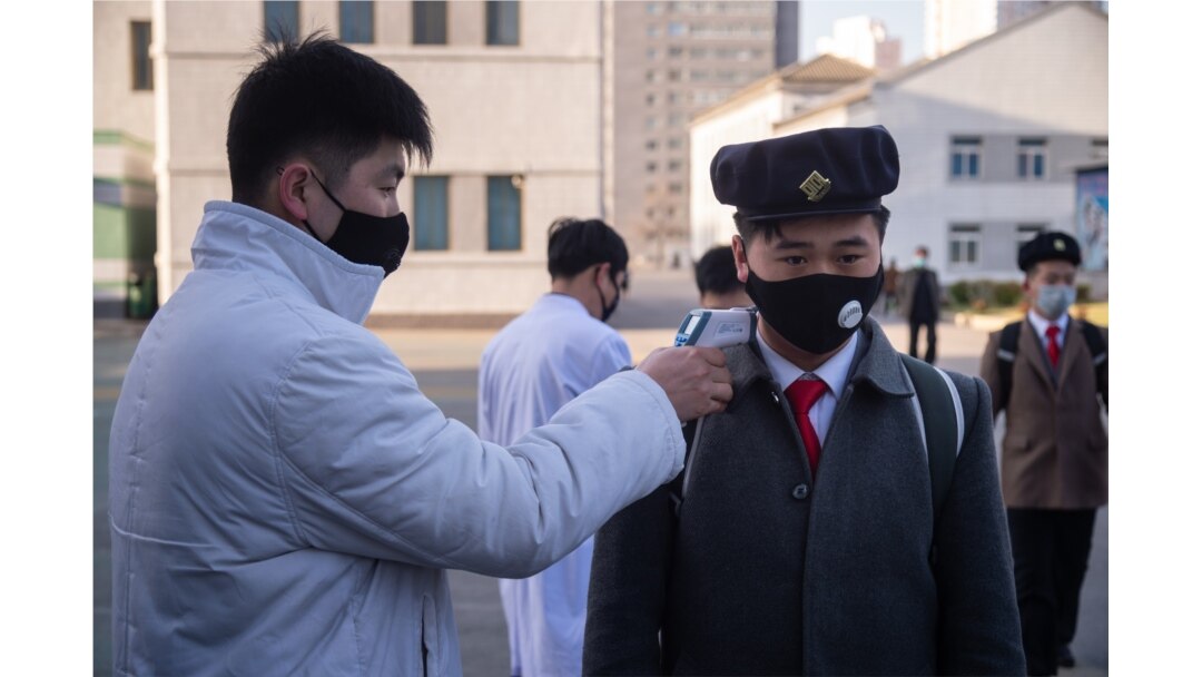 지난 달 22일 북한 평양의학대학에서 신종 코로나바이러스 감염을 막기 위해 등교하는 학생들의 체온을 재고 있다.