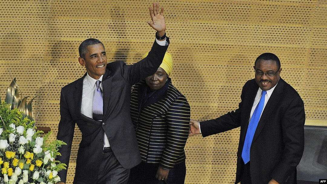 US President Barack Obama (L), alongside African Union Chairperson Nkosazana Dlamini Zuma (C), and Ethiopian Prime Minister Hailemariam Desalegn, arrives to speak about security and economic issues and US-Africa relations in Africa at the African Union He