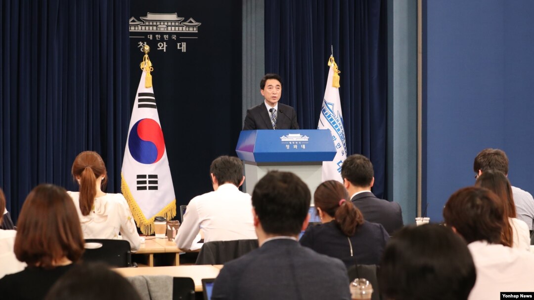 박수현 청와대 대변인이 24일 청와대 춘추관 대브리핑실에서 공석인 청와대 특별감찰관 후보자의 국회 추천요청과 국가안보실 1·2차장 인사를 발표하고 있다. 