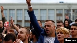 Abantu betshengisela besola impumela yokhetho lukamongameli, enkundleni eyeIndependence Square iesigodlweni seBelarus, iMinsk.