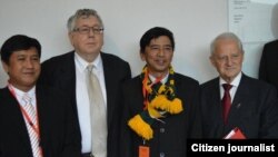ဦးဂျင်မီ၊ ဦးမင်းကိုနိုင်တို့နဲ့ သြစတြေးလျ ပါလီမန်အမတ်များဖြစ်တဲ့ မစ္စတာ The Hon. Laurie Ferguson (Co-convener of the Australian Parliamentarians for Democracy in Burma - APDB and ALP MP) နဲ့The Hon. Philip Ruddock လစ်ဗရယ်ပါတီကိုယ်စားလှယ်၊ လူဝင်မှုကြီးကြပ်ရေးဝန်ကြီးဟောင်းတို့အား တွေ့ရစဉ်။