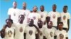 Activistas angolanos trajados com camisa com referência a palhaço