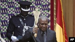 Ghana Vice President John Mahama is sworn in as new President of Ghana in parliament after the passing of the late Ghana President John Atta Mills in Accra, July 24, 2012. 