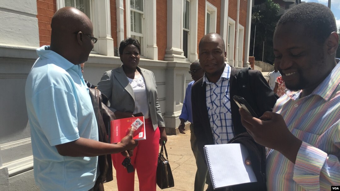 Zimbabwe journalists outside the Constitutional Court after it struck off defamation in the southern African country, Feb. 3, 2016. (Sebastian Mhofu/VOA)