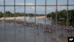 El acuerdo de visas temporales de Estados Unidos para agricultores guatemaltecos podría contribuir a reducir el flujo de migrantes que salen con un futuro incierto hacia el norte en busca de mejores oportunidades de empleo.