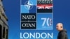 영국 런던에 3일 북대서양조약기구(NATO·나토) 정상회의를 알리는 보드가 세워져 있다. 