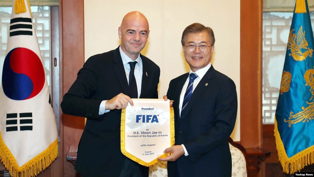문재인 한국 대통령(오른족)이 12일 청와대에서 지아니 인판티노 국제축구연맹(FIFA) 회장으로부터 받은 선물을 들고 기념촬영을 하고 있다.