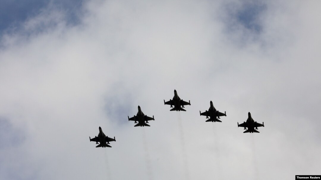 28일 타이완 타이중에 개소한 F-16 전투기 정비소 개막식에서 전투기들이 축하 비행을 하고 있다.