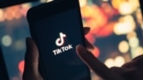 手机上显示的TikTok应用。