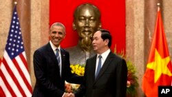 2016年5月23日美国总统奥巴马（左）和越南国家主席陈大光在越南河内会见握手。