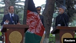 Afghan president Hamid Karzai (R) and French President Francois Hollande attend a news conference in Kabul, May 25, 2012. 