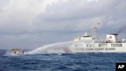 中国海警船2023年12月10日使用水炮射击前往第二托马斯浅滩执行补给任务的菲律宾船只。（菲律宾海警队提供照片）