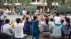 Người biểu tình tọa kháng trước Ủy ban Nhân dân Hà Nội, ngày 7 tháng 5 năm 2016.