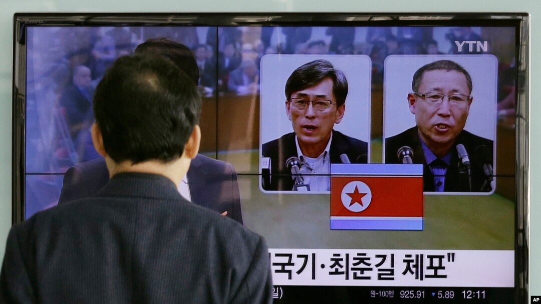 지난 27일 서울역에서 한 시민이 북한 당국에 체포돼 억류 중인 한국 국민 김국기(왼쪽)씨와 최춘길 씨에 관한 TV 보도를 시청하고 있다.