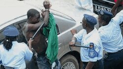 Espancamentos policias continuam