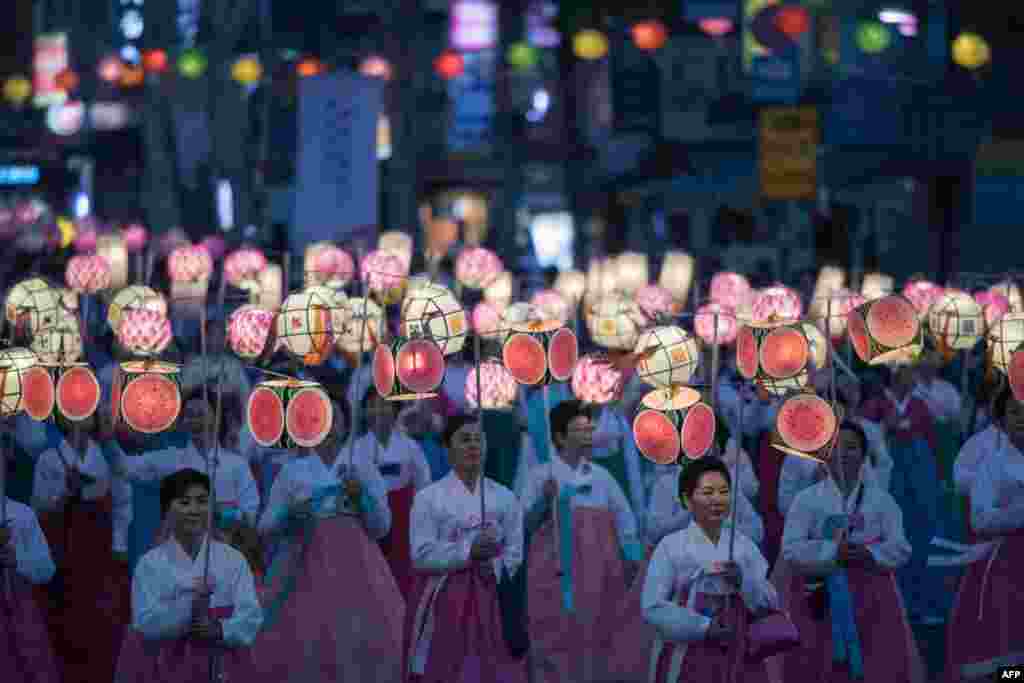 Participants march during a lantern parade marking the start of a month-long &#39;Lotus Lantern Festival&#39; to celebrate the upcoming Buddha&#39;s birthday, in Seoul, South Korea, April 29, 2017.