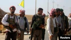 Şervanên Êzîdî ku tev li YPG bûne bi hevre xuya dibin