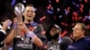 미국 텍사스주 휴스턴의 NRG스타디움에서 열린 제51회 미국프로풋볼(NFL) 챔피언 결정전 슈퍼볼에서 뉴잉글랜드 패트리어츠가 대역전극을 펼치며 역대 5번째 우승을 달성했다. 쿼터백 톰 브래디(왼쪽)가 우승 트로피 '빈스 롬바르디'를 들어올리며 활짝 웃고 있다.