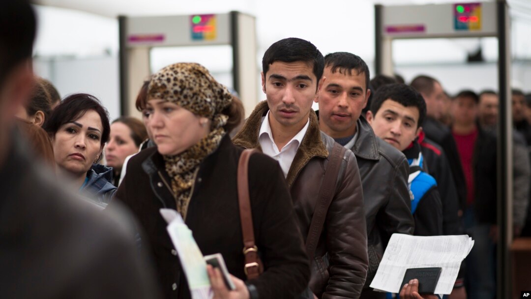 Mehnat migrantlarini ro'yxatga olish markazi, Moskva, Rossiya, 2015-yil, 22-aprel